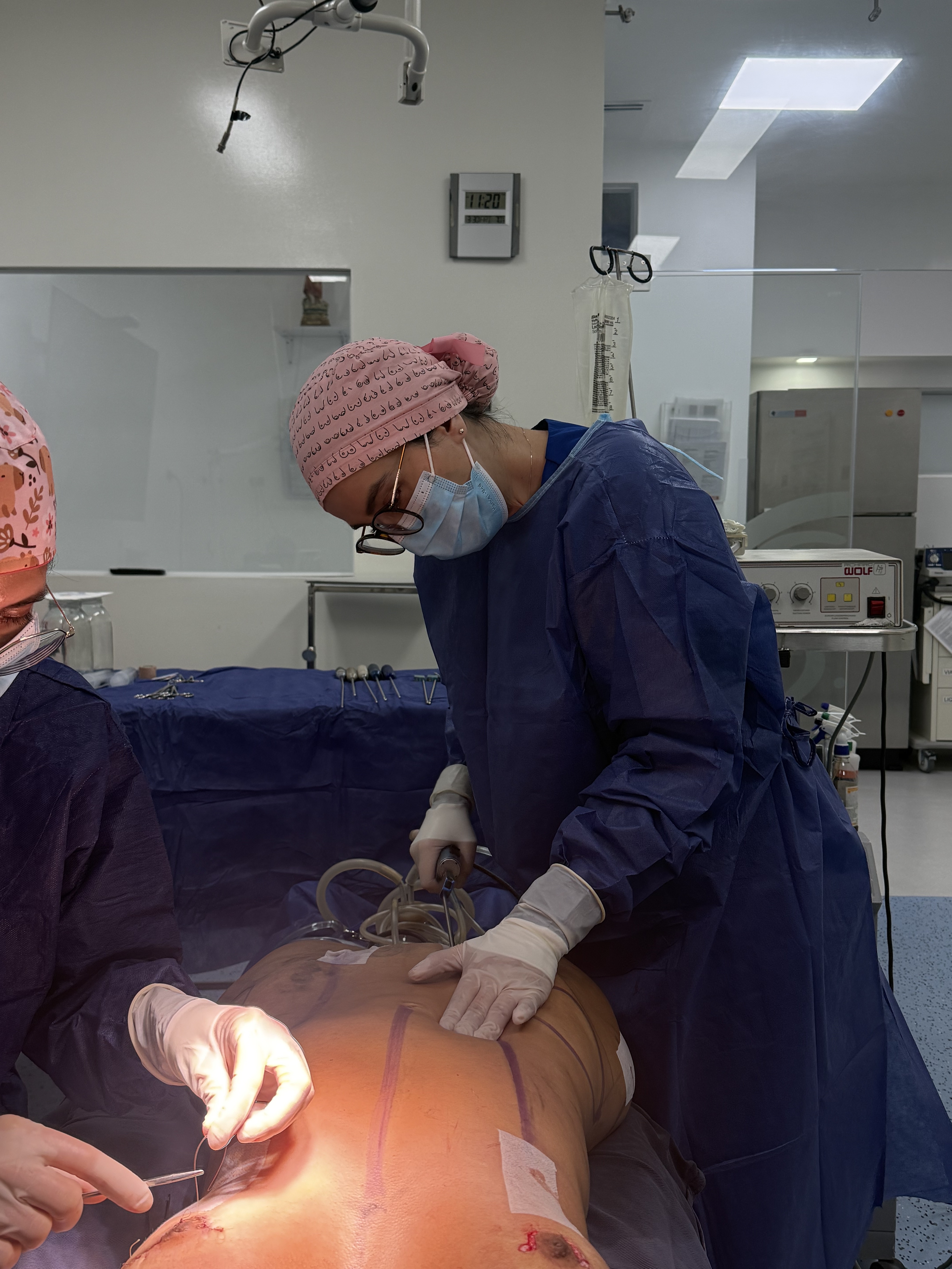 Dra. Hannell en su práctica médica