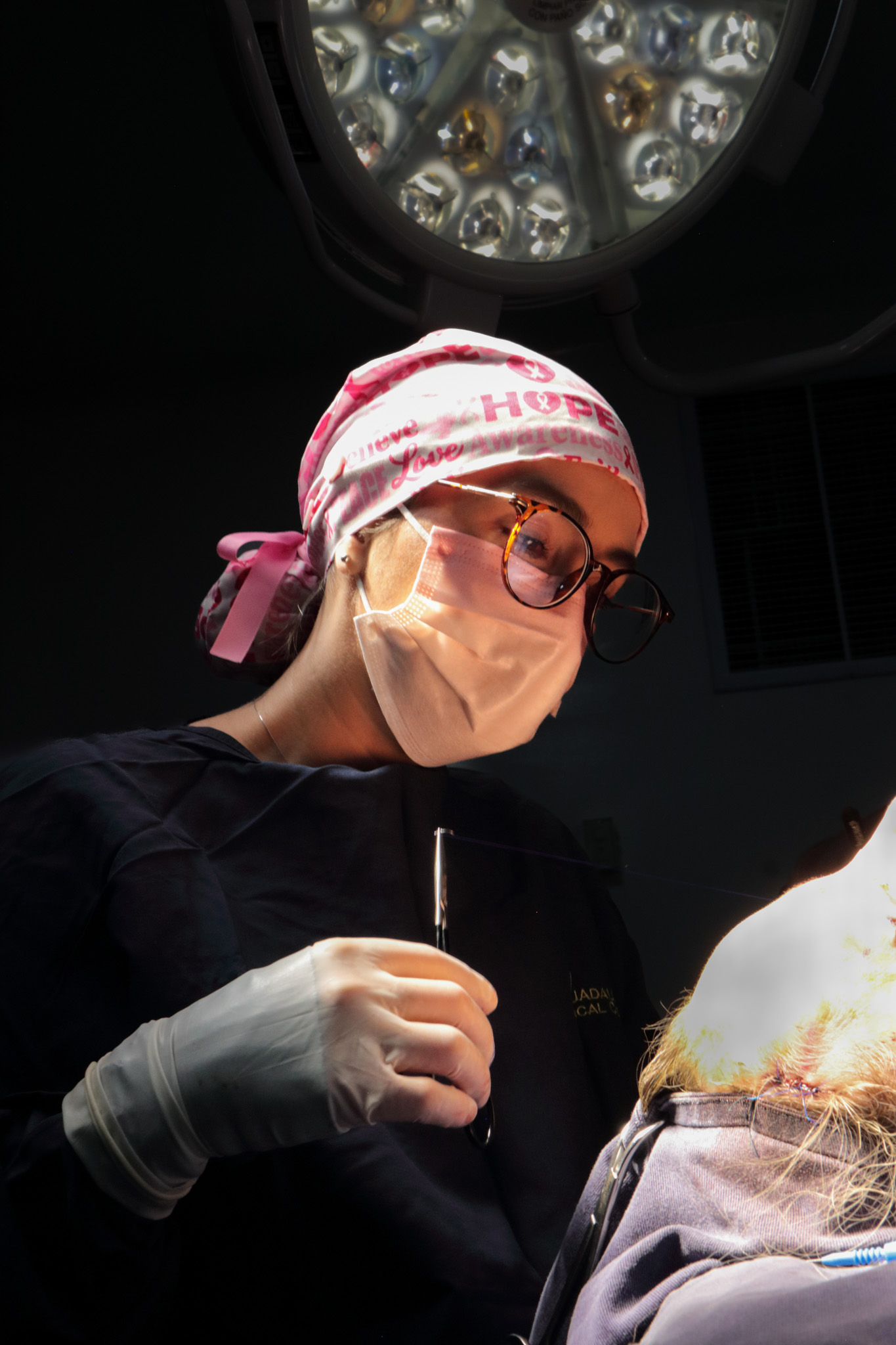 Dra. Hannell realizando un procedimiento estético