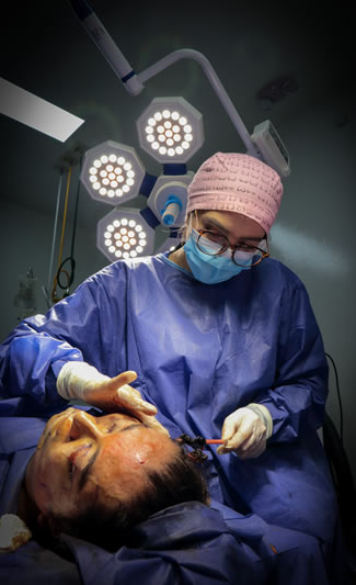 Dra. Hannell durante una cirugía reconstructiva